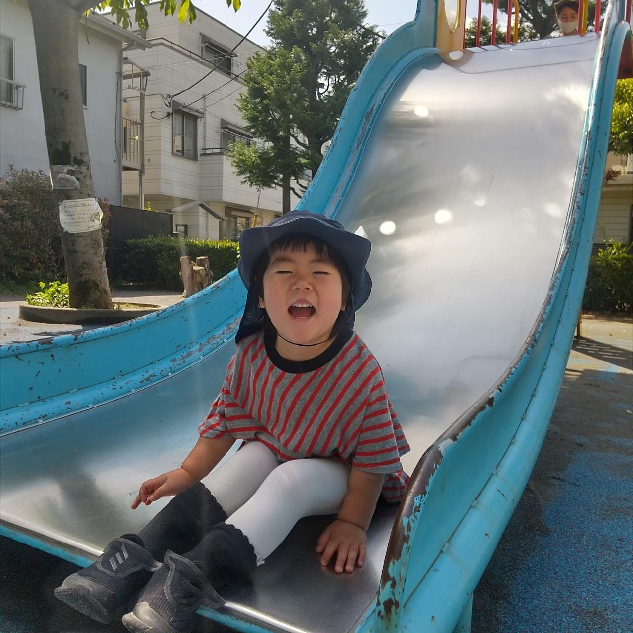 園の近くの公園です。大きなすべり台は子ども達のお気に入りです！